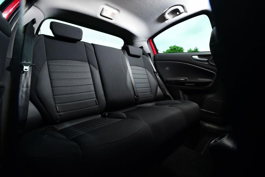 Интерьер Alfa Romeo Giulietta 2016 года  (UK) (фото 43 из 44)